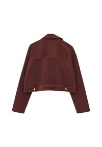 Przykrócony brązowy żakiet z korduroju z kołnierzem, długimi rękawami, detalem na plecach i dwoma zatrzaskami blisko dolnej krawędzi. Miękka faktura.