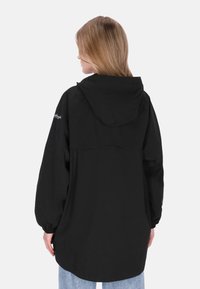 Fekete kapucnis dzseki laza szabással, rugalmas mandzsettákkal és sima textúrával. A hátoldalán pánt és finom logó található.