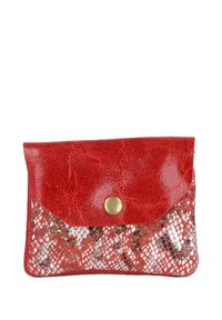 Clutch de piel de serpiente con patrón rojo y plateado, con una solapa roja brillante y un cierre central redondo de botón de latón.