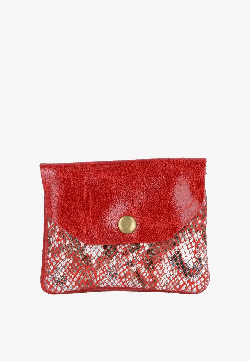 Clutch de piel de serpiente con patrón rojo y plateado, con una solapa roja brillante y un cierre central redondo de botón de latón.