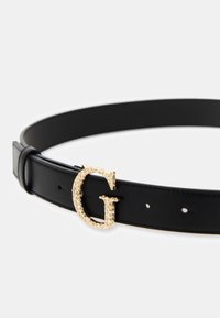 Schwarzer Ledergürtel mit einer goldfarbenen G-förmigen Schnalle, die mit Strasssteinen verziert ist, gestaltet mit verstellbaren Löchern für die Passform.