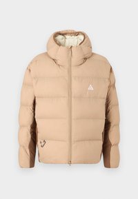Chaqueta acolchada beige con capucha, diseño acolchado, cremallera frontal y acento de logo. Dobladillo y puños ajustables mejoran el ajuste y la calidez.