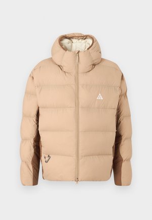 Jachetă puffer bej cu glugă, design matlasat, fermoar pe față și detaliu cu logo. Marginea și manșetele ajustabile îmbunătățesc potrivirea și căldura.