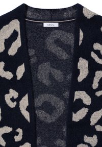 Námořnický modrý cardigan s béžovým leopardím potiskem. Měkká textura, otevřený přední díl a štítek CECIL na krku.