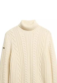 Cremefarvet kabelstrikket turtleneck sweater med lange ærmer og ribbet krave, der har et lille sort mærke på venstre arm.