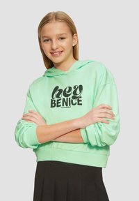 Mintgrüner Hoodie mit einem schwarzen Grafikdruck und dem Text "hey BENICE TO YOURSELF." Er hat eine lockere Passform und gerippte Bündchen.