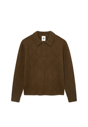 Pull polo en maille marron avec un motif en losange, trois boutons au col, et des poignets et un ourlet côtelés.