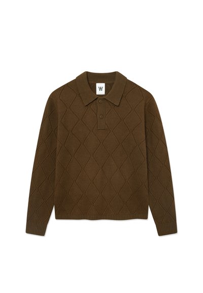Pull polo en maille marron avec un motif en losange, trois boutons au col, et des poignets et un ourlet côtelés.