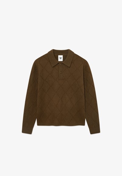 Pull polo en maille marron avec un motif en losange, trois boutons au col, et des poignets et un ourlet côtelés.
