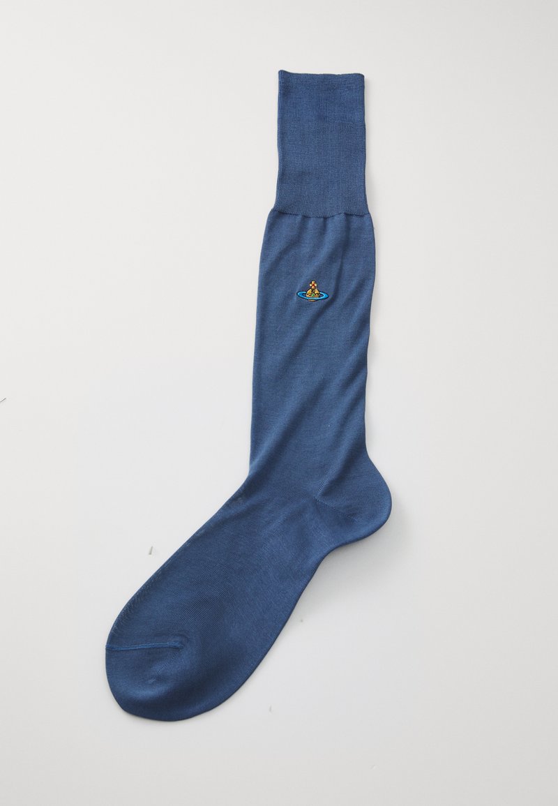 Calcetín de algodón azul con una parte superior acanalada, textura suave y un pequeño diseño bordado cerca del tobillo.