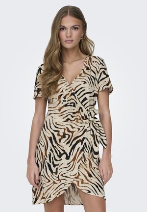Beige Wickelkleid mit schwarzen und braunen Tigerstreifen, kurzen Ärmeln und einem Bindegürtel. Hergestellt aus strukturiertem Stoff.