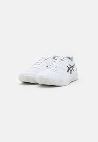 Adidași albi cu un superior din plasă texturată, având accente gri și un logo negru. Talpa exterioară are un model de herringbone pentru aderență.