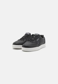 Schwarze Leder-Sneaker mit glatter Oberfläche, weißer Gummisohle, durchlässigem Zehenbereich und "REPLAY"-Branding auf der Zunge.