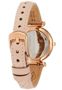 Fossil Uhr mit einem runden roségoldenen Gehäuse, hellem rosa Lederarmband, weißer Naht und einer metallischen Schließe. Klarglas, das das Zifferblatt abdeckt.