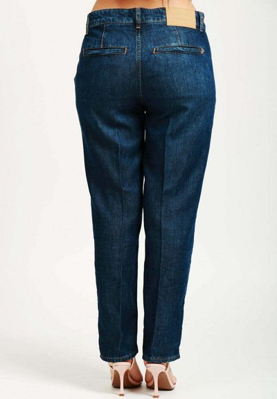 Jeans in denim blu scuro con design a gamba dritta, dotati di due tasche posteriori e di un'etichetta in pelle sul cinturino.