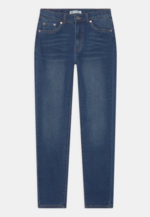 Blauwe slim-fit Levi's jeans met vijf zakken, knoopsluiting en subtiel vervagen op de voorste dijen, plat liggend op een witte achtergrond.