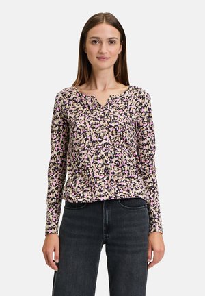 Blouse à manches longues avec un décolleté en V, présentant un motif abstrait multicolore de rose, noir et beige sur un tissu doux.