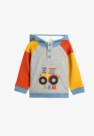 Grå hættetrøje med blå, orange og gule raglanærmer. Har et grafik af en traktor og teksten "SJOV PÅ GÅRDEN". Blødt stof, forreste knapper.