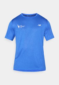 Zila sporta krekls ar mitrumu aizturošu audumu, īsām piedurknēm, apaļu kakla izgriezumu un smalku tekstūru. Iespējams, tajā ir New Balance logo un maratona grafika.