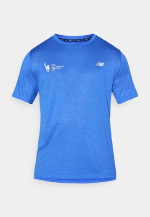 T-shirt de sport bleu en tissu à évacuation de l'humidité, à manches courtes, col rond et texture subtile. Présente le logo New Balance et des graphismes de marathon.