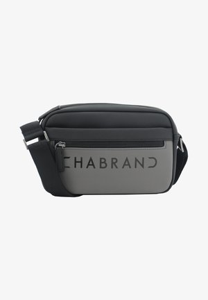 Borsa a tracolla grigia e nera realizzata in materiale liscio, con chiusura a zip, tracolla regolabile e logo audace "CHABRAND" sul davanti.