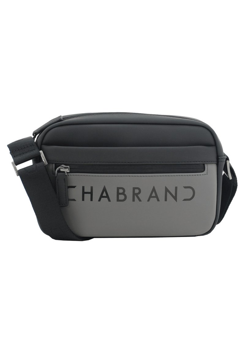 Borsa a tracolla grigia e nera realizzata in materiale liscio, con chiusura a zip, tracolla regolabile e logo audace "CHABRAND" sul davanti.