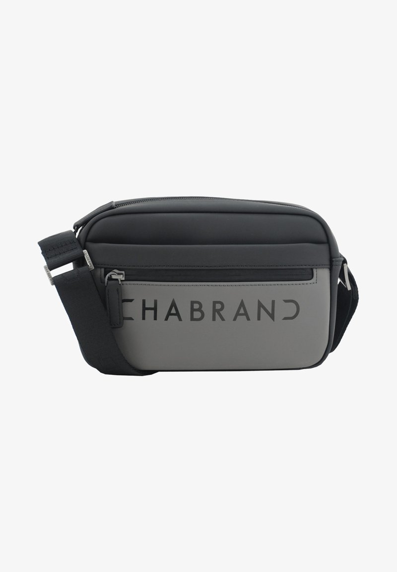 Borsa a tracolla grigia e nera realizzata in materiale liscio, con chiusura a zip, tracolla regolabile e logo audace "CHABRAND" sul davanti.