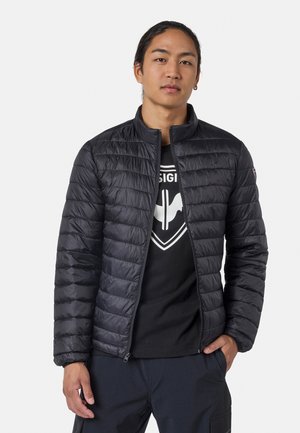 Schwarze Pufferjacke mit gestepptem Design, hohem Kragen und Reißverschluss vorne. Wurde über einem schwarzen T-Shirt mit einem grafischen Logo getragen.