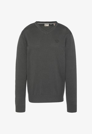 Ciemnoszary sweter na drutach z dekoltem w serek, długimi rękawami, ściągaczami na mankietach i dole. Posiada małą naszywkę z logo na górnej lewej stronie.