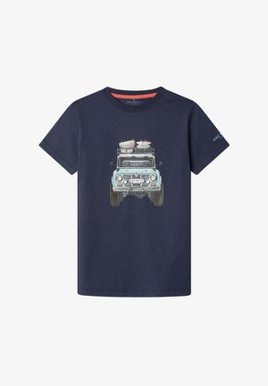 Marineblauw T-shirt met korte mouwen en frontale afbeelding van een lichtblauwe vintage terreinwagen die surfplanken op het dakrek draagt.