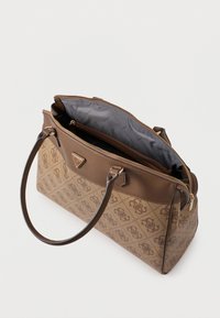 Brūna rakstaina roku soma ar divām rokturiem, atvērts augšējais rāvējslēdzis un ar markas interjera apdari.