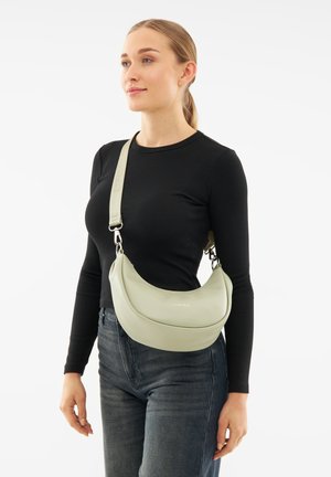 Borsa hobo verde in silicone con design curvo, tracolla regolabile e hardware in argento. Texture liscia con il nome del marchio stampato sul davanti.