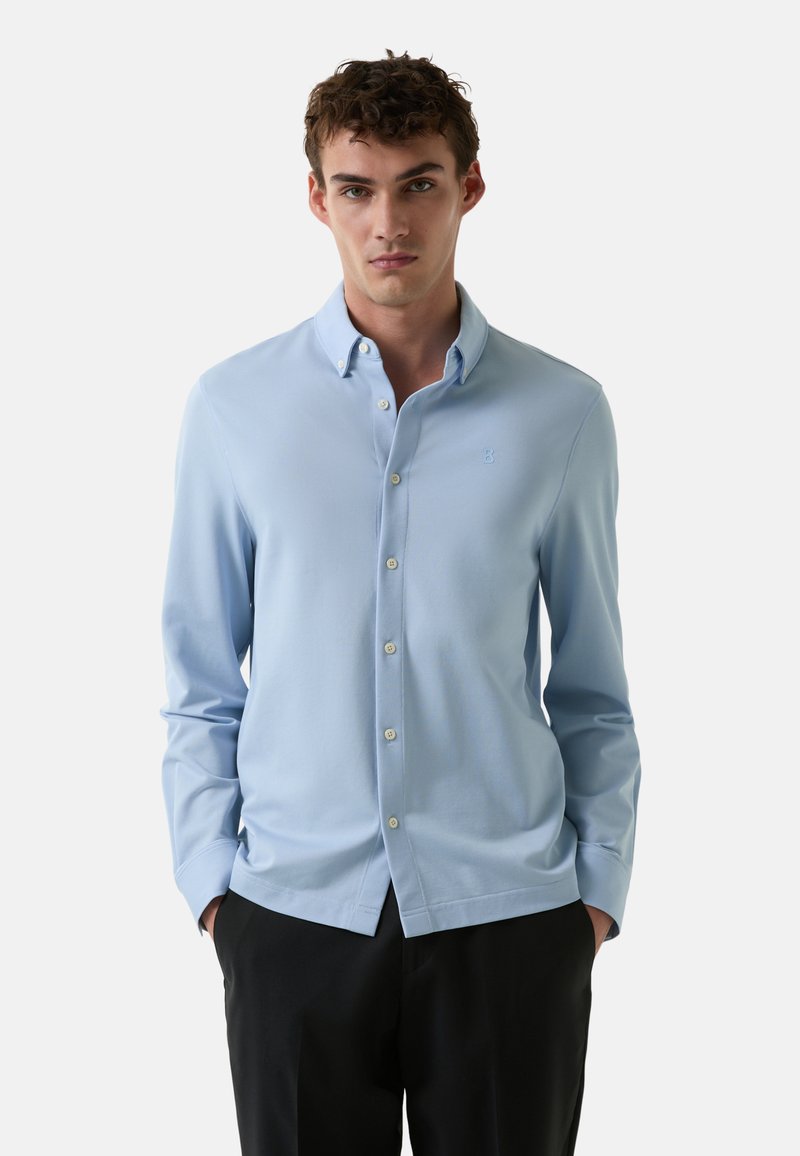 Lichtblauwe button-up shirt van gladde stof, met een klein geborduurd logo, lange mouwen en een klassiek kraagontwerp.