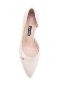 Bežna usnjena čevlja s koničastim vrhom in odprtim rezom po straneh ter gladko, mat teksturo. Blagovna znamka na podplatu.