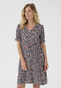 Rochie florală cu un fundal marin, având flori vibrante în nuanțe de roz, galben și verde, manșete scurte tip puff, decolteu în V și detalii cu nasturi.