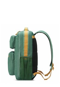 Mochila de tela verde con rayas amarillas, bolsillos de malla y acentos acolchados en negro. Incluye compartimentos laterales y correas ajustables.