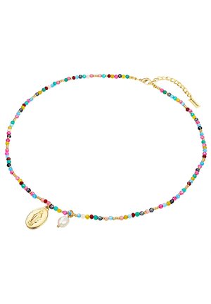 Collana di perline colorate con piccole perline rotonde multicolori, accessori in tono oro, un charm a medaglione dorato e un accento di perla.
