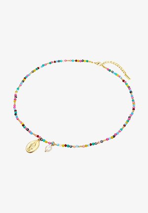 Collar de cuentas coloridas que presenta pequeñas cuentas redondas multicolores, herrajes en tono dorado, un charm de medallón dorado y un acento de perla.