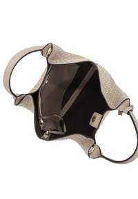 Sac à main en cuir beige avec des clous dorés, au design ouvert, présentant un intérieur sombre avec une poche zippée et deux petits compartiments.