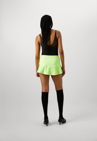 adidas Originals SKIRT - Miniszoknya - signal green