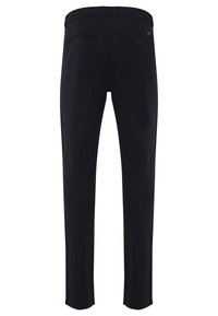 Pantaloni blu navy con vestibilità su misura, due tasche sul retro e vita con passanti per la cintura. Il tessuto presenta una texture liscia e un design classico.