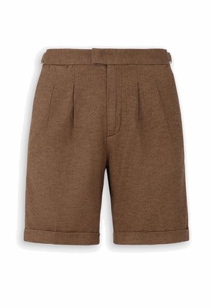 Pantaloncini marroni su misura con pieghe, orli risvoltati e pattes laterali regolabili su uno sfondo bianco.