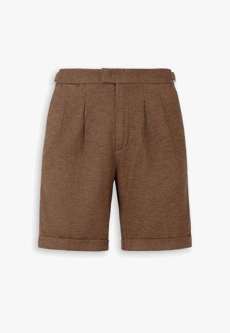 Braune, maßgeschneiderte Shorts mit Falten, umgeschlagenen Säumen und verstellbaren seitlichen Laschen auf weißem Hintergrund.