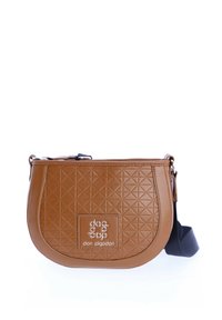 Bolso cruzado de cuero sintético marrón con un patrón geométrico acolchado, correa ajustable y parche con el logo en la parte frontal. Silueta redondeada.