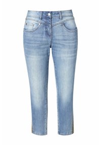 Jeans de mezclilla azul claro con un diseño ajustado, longitud recortada y aberturas laterales con herrajes decorativos. Textura suave con desgaste.