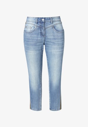 Hellblaue Jeans aus Denim mit tailliertem Design, gekürzter Länge und seitlichen Öffnungen mit dekorativem Zubehör. Glatte Textur mit Verwaschungen.