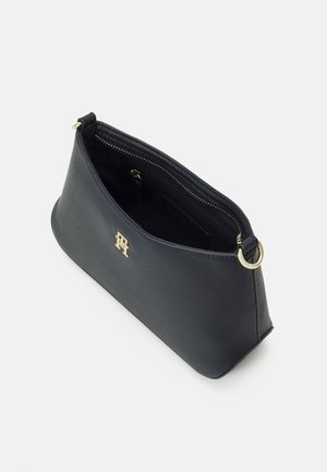 Pochette en cuir noir avec une finition texturée, matériel doré, et une poche zippée intérieure. Présente un accent de logo sur le devant.