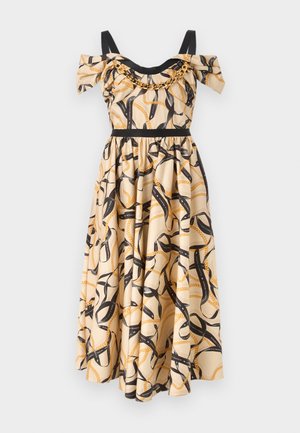 Beež, musta ja kuldse ketimustriga õlgadeta kleit mustade rihmade ja musta vöökohaga, keskmise pikkusega, volditud seelikuga.