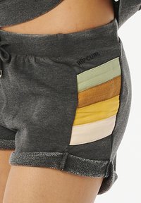 Pantalones cortos grises con cintura ajustable, que presentan un bolsillo de parche de espiga multicolor: rayas en verde, marrón, amarillo y crema.