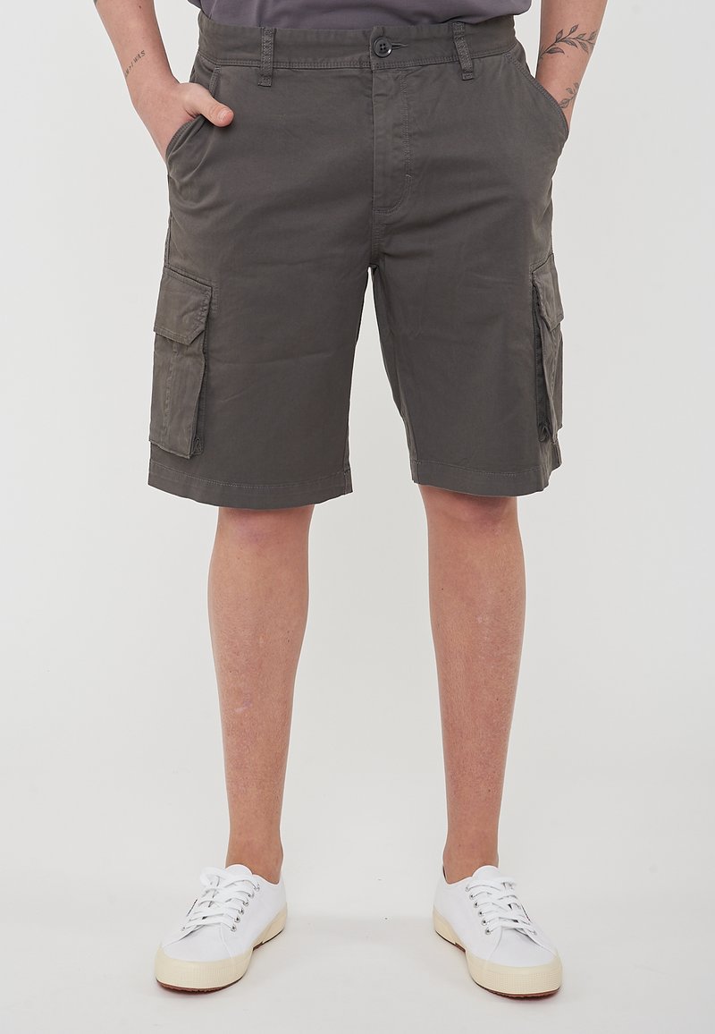 Pantaloni cargo color khaki realizzati in misto cotone, dotati di due tasche laterali, due tasche cargo e chiusura con bottone in vita.